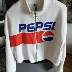 Pepsi tröja - En snygg kort tjocktröja med Pepsi tryck. Frakt tillkommer