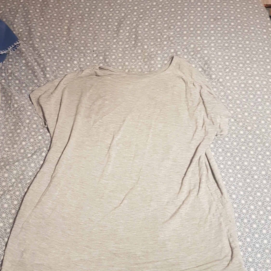 En grå slapp t-shirt. - 91