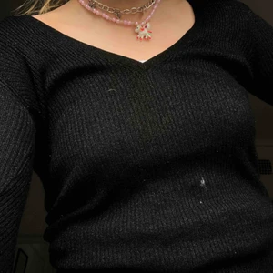  - Glittrig stickad V-ringad tröja💞