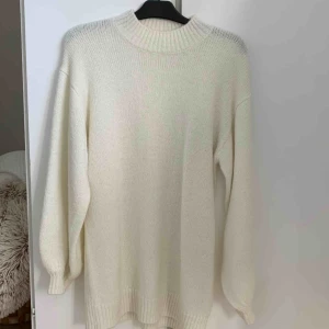  - FRI FRAKT!  Vit stickad tröja från NAKD som säljes då jag inte använder den längre. Fint skick, använd kanske 2-4 gånger. 