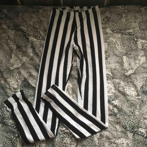  - Byxor från Gina tricot aldrig använda. Köparen står för frakt💛