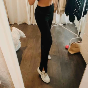  - Snygga mjukisbyxor med slits från Nelly<33 aldrig använda! Köparen står för frakten!😛