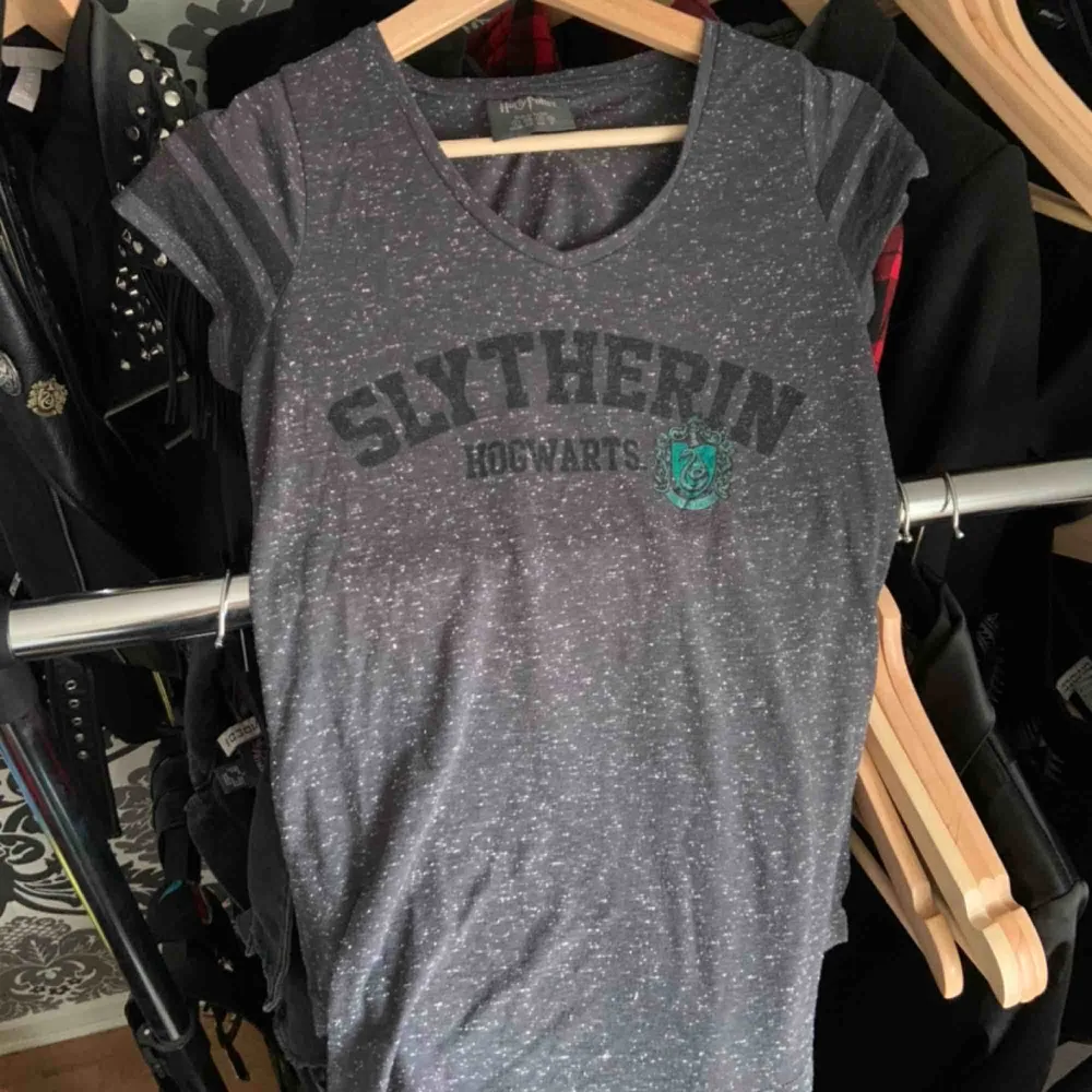 Grå Slytherin T-shirt från Primark, storlek 34/36, köparen står för frakten. T-shirts.