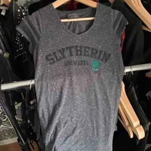 Grå Slytherin T-shirt från Primark, storlek 34/36, köparen står för frakten