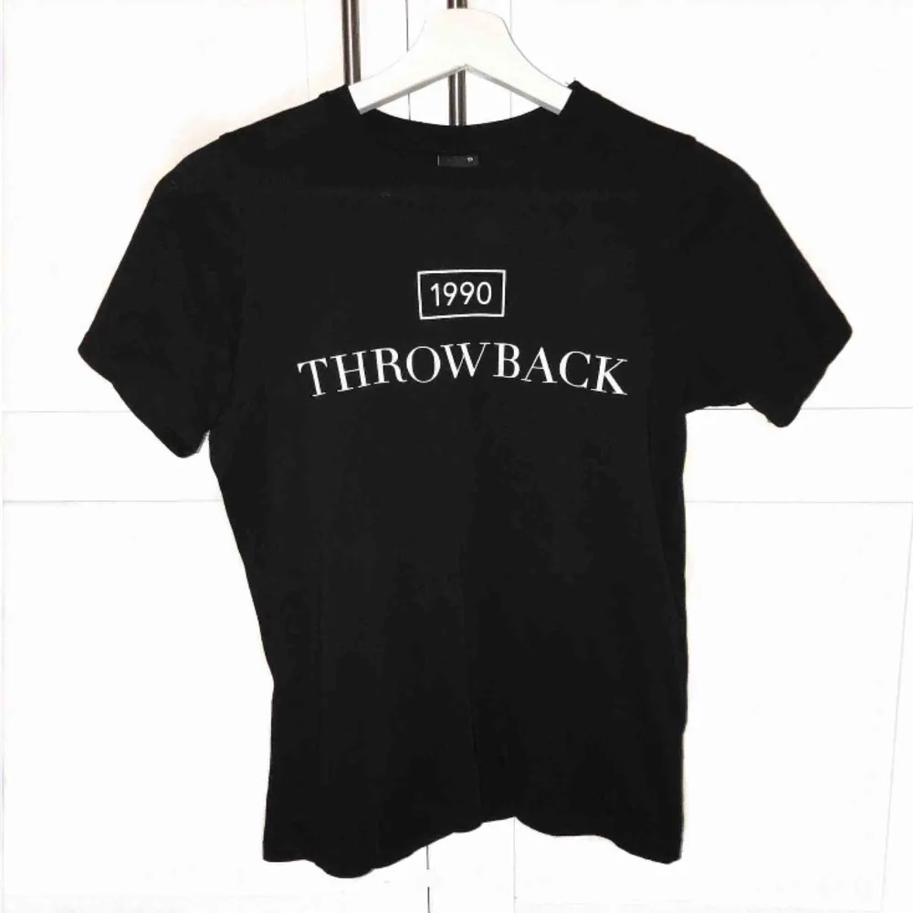 🖤🖤T-shirt från ginatricot. Knappt använd, som ny.  Köparen står för frakten <3. T-shirts.