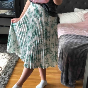  - säljer min super fina kjol från hm💖