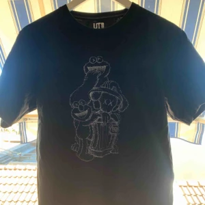  - Uniqlo x Kaws, fet med snygga detaljer, cond 8/10 storlek S, pris 250kr
