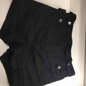  - Högmidjade shorts storlek S nya