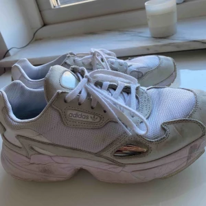  - Säljer mina Adidas Falcon! Dessa är en del använda men såååå sköna!! Säljer även dessa pga att de inte kommer till användning. Skorna tvättas sjävklart innan de säljs. Finns i Karlskrona men kan även skicka!✨🦋