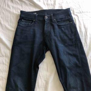 Mörkblåa jeans från G star, kollektion REVEND i superslim