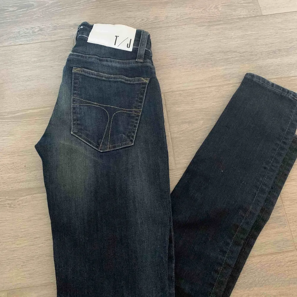 Säljer mina Tiger of Sweden jeans då dom tyvärr är för små... dom är superfina byxor som endast är använda 1-2 gånger!. Jeans & Byxor.