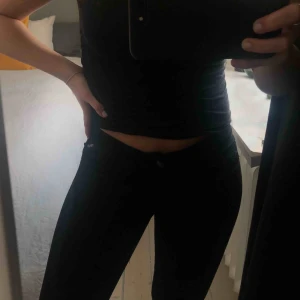  - Nästan helt oanvända replay jeans. Sitter tajt hela vägen ner till ankeln där de sitter lite lösare, kan vikas upp eller klippas av för att få en helt vanlig tajt byxa. Superfina och bekväma, passar även w26 skulle jag säga eftersom de är stretchiga! 🥰