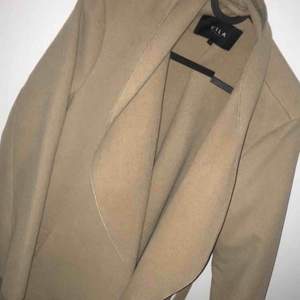 Jätte fin kappa från vila den är använd ca två till tre gånger men ser ut ny. Har köpt det för över 350 kr.  Köparen står för frakt.