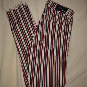  - Säljer mina randiga jeans från pull&bear, köpta i somras men använda max 2 gånger.  Storlek 36 men skulle säga att de även passar om man har 34:) 