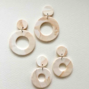  - Handgjorda örhängen i lera, går bra att få både i silvriga och guldiga detaljer✨ Priset gäller ett par  •nickelfria •frakt 9kr •insta💚@dorisclaydesign 