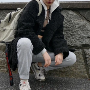  - Svart teddy jacka från monki i fint skick! 