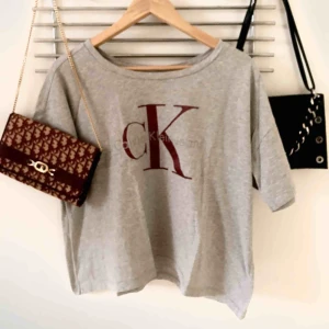  - T Shirt i storlek L. Blir oversized på mig då jag egentligen har S.   Vinröd detalj💃