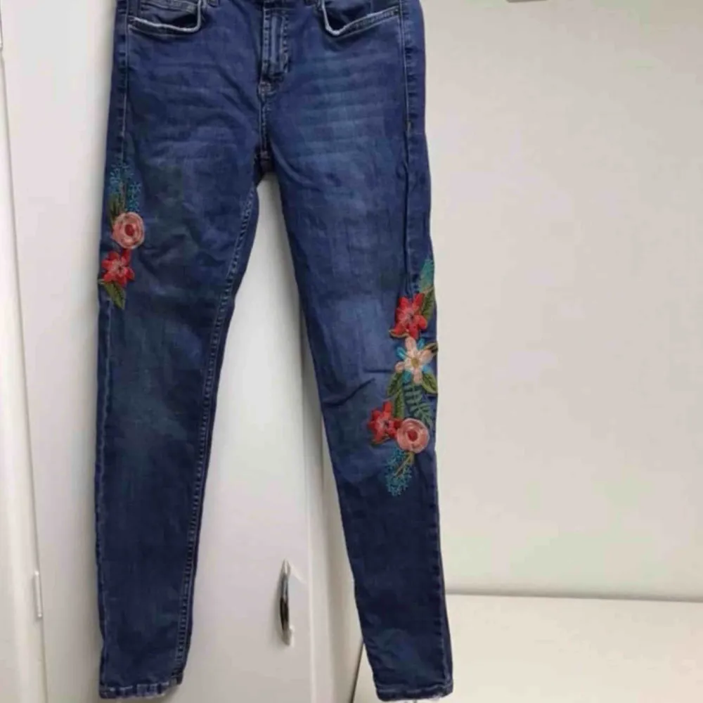 Super snygga byxor från Zara helt oanvända! Storlek 38,  50 kr . Jeans & Byxor.