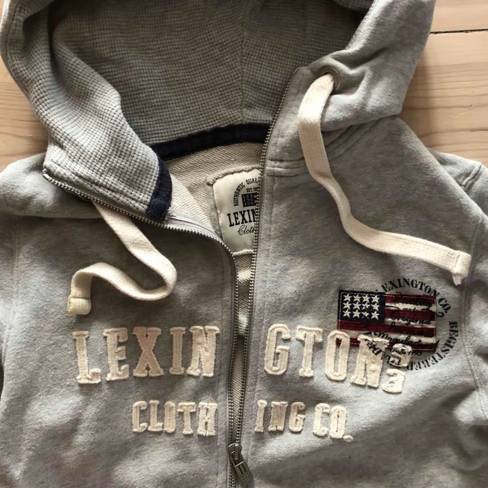 Grå mjukisdress från Lexington. Storlek XS men mer som S. Använd 2 ggr och tvättad 1 gång (som ny!). Hoodies.