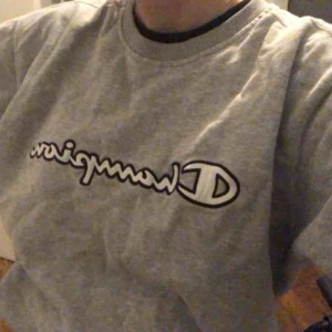  - Säljer denna oversized, gråa, chamiponsweater. Köpt på humana för några månader sedan, men trots det är tröjan fortfarande i gott skick. Fraktkostnad kan diskuteras