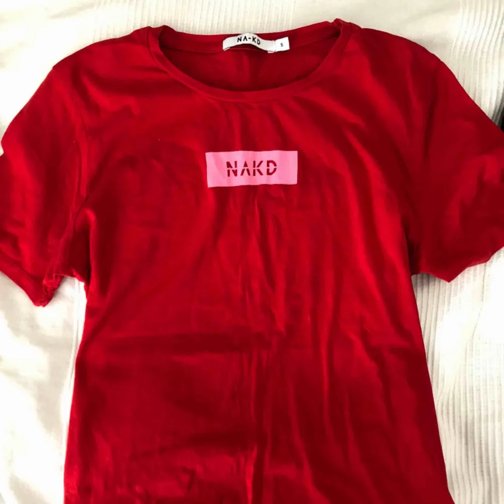 Jättefin röd T-shirt med rosa tryck från nakd, använd fåtal gånger och i bra skick. 150kr inkl frakt :) . T-shirts.