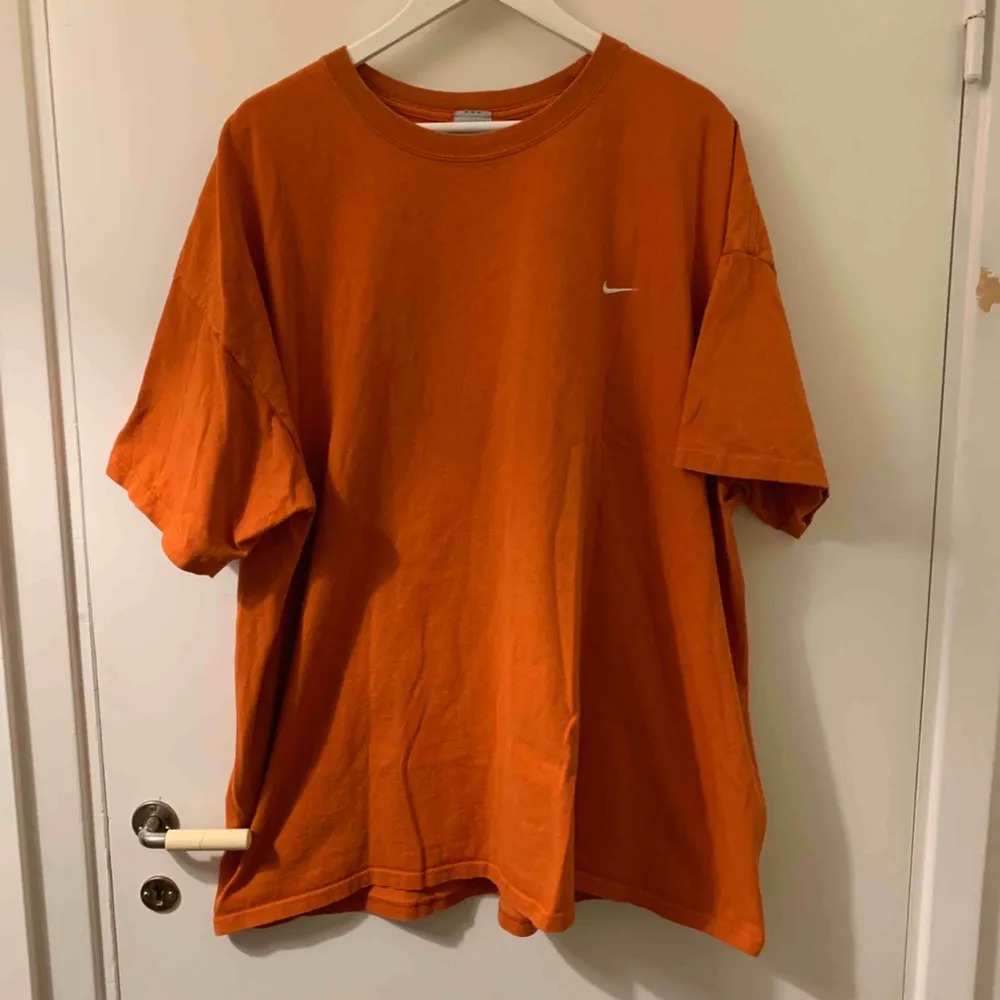 Skitstor orange nike t-shirt i storlek 3XL, köpt secondhand, frakt ingår . T-shirts.