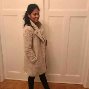  - Säljer min gråmelerade ullkappa. Denna kappa är mycket varmare än vad man tror. Tjock märkeskappa. Storlek S. Nypris 1999kr