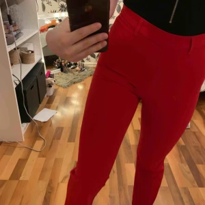  - Fina röda kostymbyxor från Nelly. Dragkedja i sidan och hällor till bälte. Använd väldigt få gånger, nyskick. Kan mötas upp i Växjö annars står köparen för frakt 💖