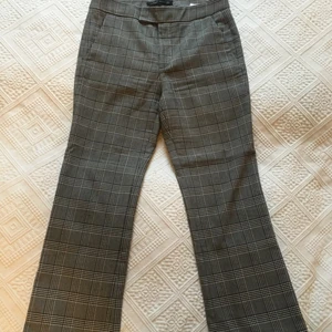  - Good condition  Storlek: 34 men käns 36 (jag är 36)  Cropped and flare cut 