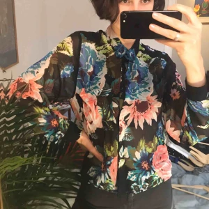  - Supersöt blus i en blommigt mönster! Som ny! 