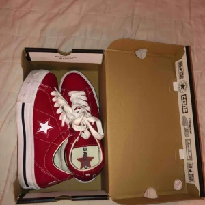  - Röda converse one star platform i storlek 36. Fint skick, använda ett par gånger. Nypris: 699kr. Köpare står för frakt, kan mötas upp i Örebro. 
