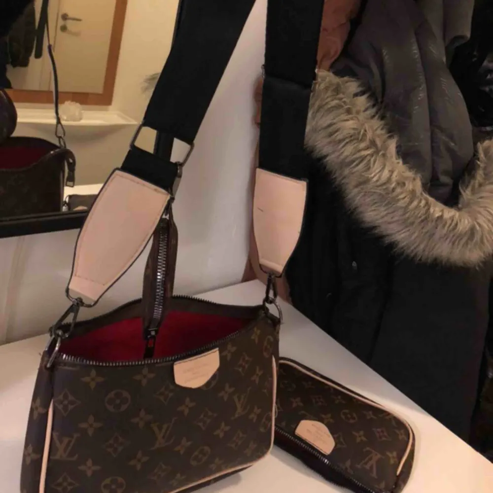 Louis Vuitton väskor , fräscha, ej äkta  SET: 300kr. Den runda lilla medföljer inte  . Väskor.