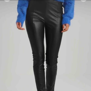  - Säljer dessa superfina skinnbyxorna med slit från zara då de inte kommer till användning längre. Köpare står för frakt: 59kr