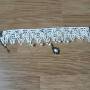  - Choker i vitt tyg har blivit missfärgad i tyget på ena sidan men det syns knappt därav det billiga priset