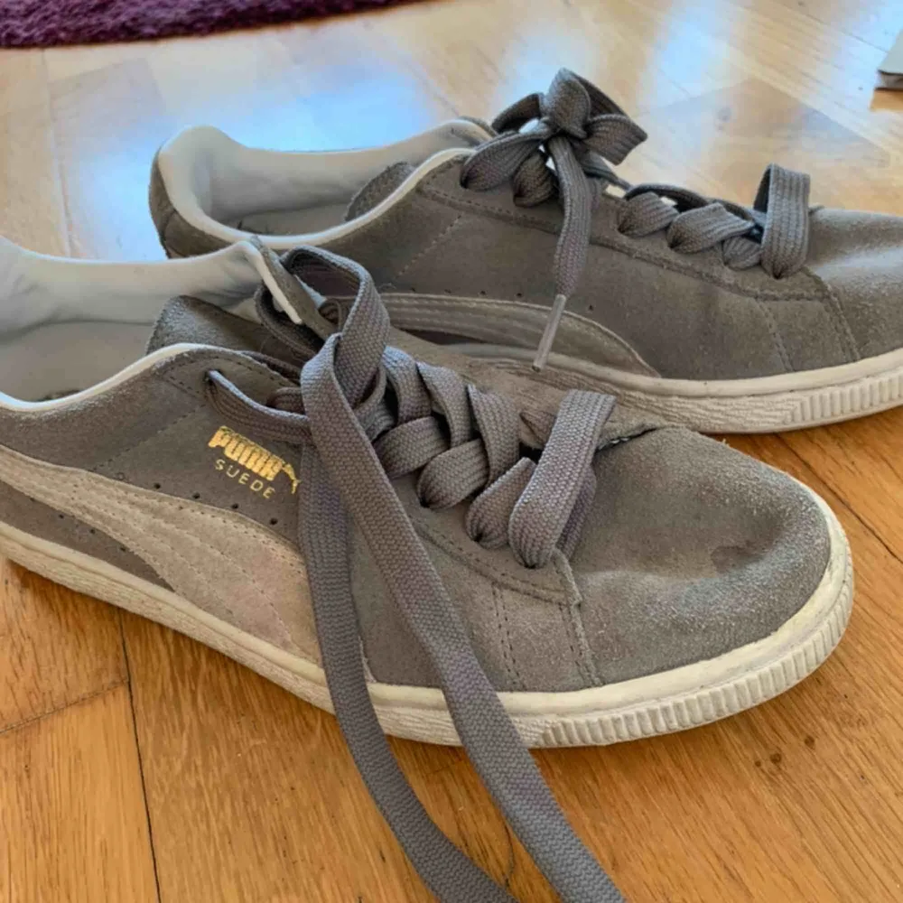 Säljer dessa Puma sneakers i strl 38 Färgen är grå och så är det beiga ränder Köparen står för frakt, frakt kostar 79 kr. Skor.