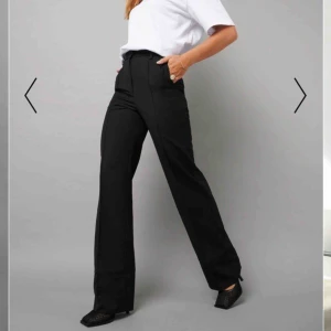  - SLUTSÅLDA Byxor från Hanna schönbergs kollektion, säljes pga det var för små för mig:(( endast provade, prislappen kvar. frakt tillkommer på 59 kr