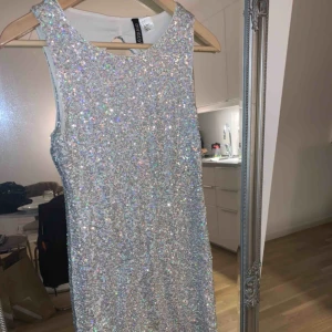  - Glittrig klänning med paljetter från H&M