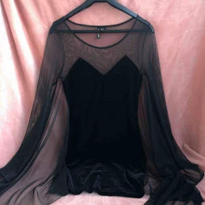    - Så jäkla fin klänning i mesh och velour med fladdermusärm. (Har även en i 34)