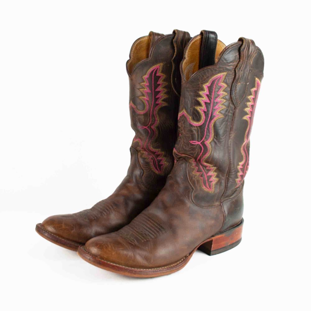 Vintage 70s 80s Justin leather cowboy boots in brown with embroidered stitching in yellow and pink Some signs of wear  Label: 40, feels true to size, maybe will fit 39-39.5 Free shipping! Ask for the full description! No returns!. Skor.