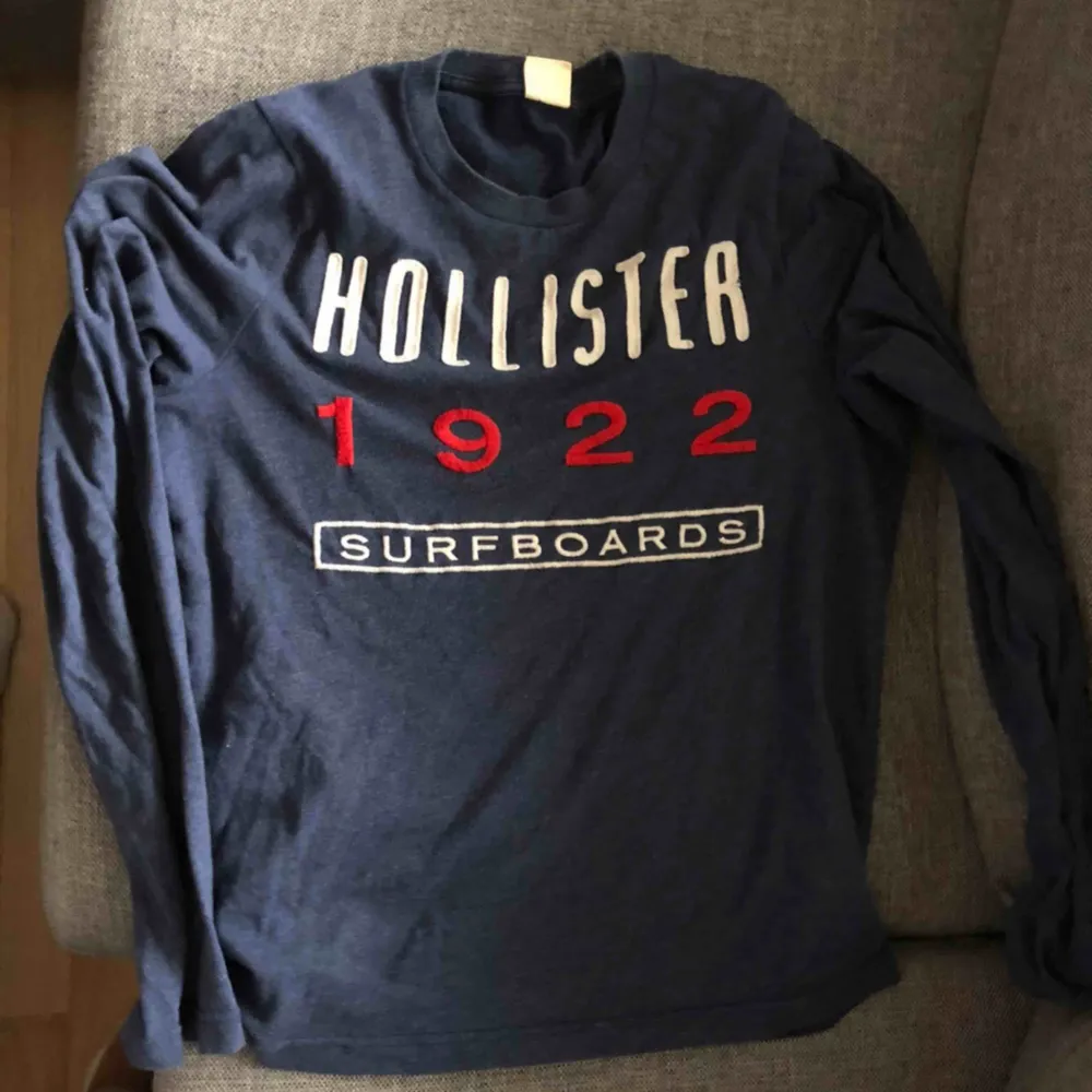 Långärmad T-shirt från Hollister inköpt i. Stockholm.   Storlek: Large  Kan mötas upp i Göteborgsområdet gratis eller skicka mot kostnad. #tshirt . T-shirts.