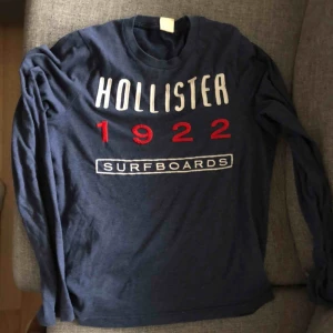  - Långärmad T-shirt från Hollister inköpt i. Stockholm.   Storlek: Large  Kan mötas upp i Göteborgsområdet gratis eller skicka mot kostnad. #tshirt 