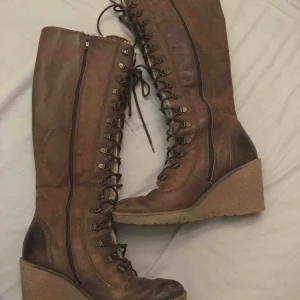  - Klackskor av läder, med fodring och snörning. 