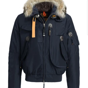  - Säljer min herr parajumpers i fint skick pga jag inte vill ha den längre och har en annan vinter jacka. Den passar s-m då den är stor i storleken. Skriv för mer info.