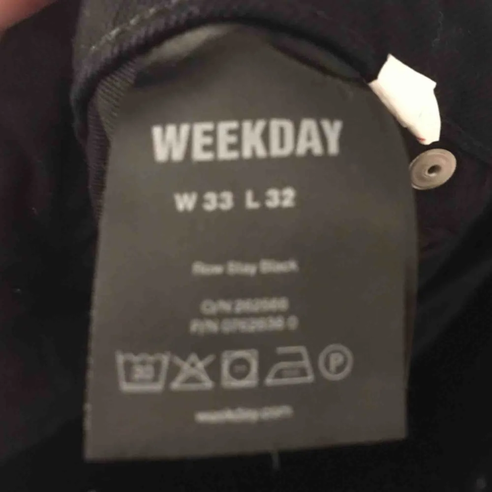 Svarta jeans ifrån Weekday! Säljes pga av att de ej kommer till använding, köparen står för frakt🥰🥰. Jeans & Byxor.
