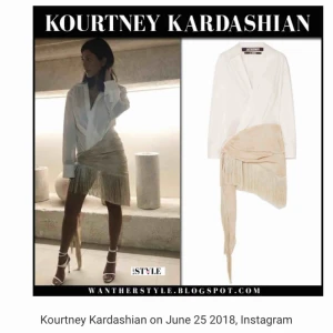  - Säljer min Jacquemus-klänning, Pareo dress från La Bomba SS18. Aldrig använd, endast provad och med prislappen kvar. Storlek 34, fin draperad överdel i bomull och kort kjol med fransar. Originalpris 5800kr. Buren av bl.a Kourtney Kardashian.