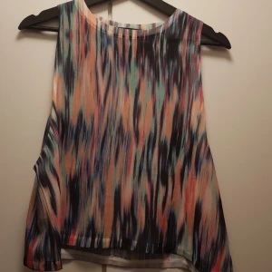  - Breda hål för ärmar, lös och skön av tunnare material.