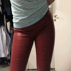  - Röda skinnbyxor som sitter sjukt bra på, väldigt bra passform, använt 1 gång, nypris 300kr 