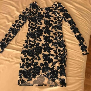  - Blommig midsommar klänning från bikbok