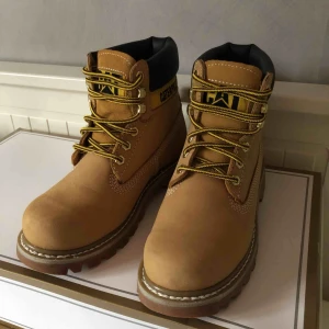  - Helt oanvända caterpillar kängor i storlek 38