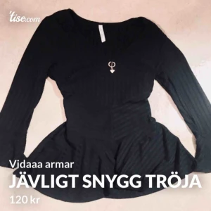  - Jävligt snygg med gulddetaljer , v ringad samt har korsett liknade grej vid magen som spänner åt . Använd 1 gång